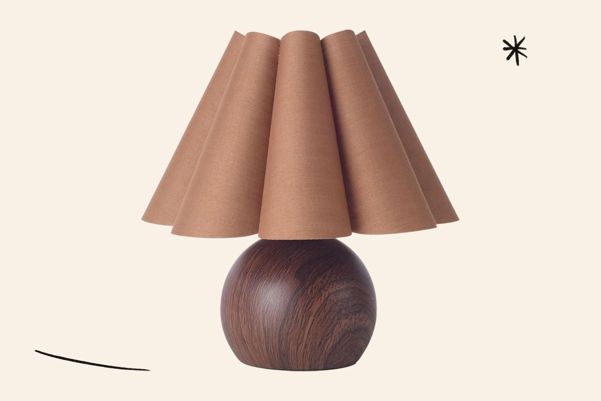 A photo of a brown table lamp